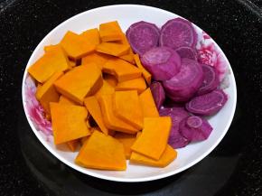 南瓜紫薯去皮切成片，隔水整20分钟