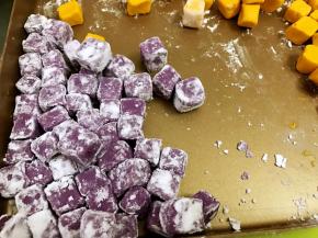 稍微整成方形，撒上木薯粉防止沾粘，一次吃不完可以直接放冰箱冷冻