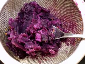 紫薯压成泥加入5克糖