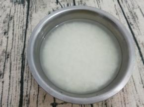 糯米用水洗干净，然后再用水浸泡五个小时左右