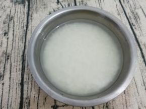 糯米用水洗干净，然后再用水浸泡五个小时左右