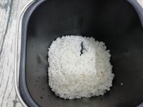 把沥干水分的糯米倒入面包桶