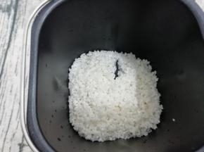 把沥干水分的糯米倒入面包桶