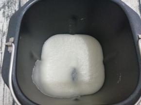 做好了年糕把面包桶提出晾凉