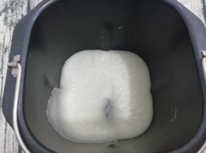 做好了年糕把面包桶提出晾凉