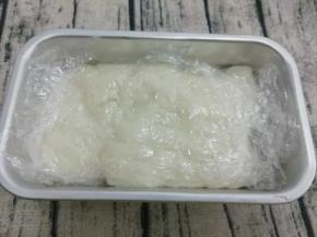 晾凉好的年糕，放入铺有保鲜膜的模具中，放入冰箱冷藏六个小时左右
