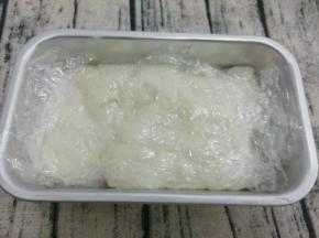 晾凉好的年糕，放入铺有保鲜膜的模具中，放入冰箱冷藏六个小时左右