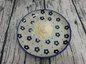 准备椰蓉，把年糕条放入椰蓉中，都均匀的沾上椰蓉