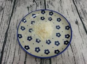 准备椰蓉，把年糕条放入椰蓉中，都均匀的沾上椰蓉