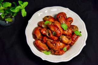 来罐啤酒，慢慢剥着小龙虾，与家人聊聊天