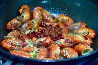 倒一罐啤酒，放入香叶、冰糖、干红椒，一大勺郫县豆瓣酱