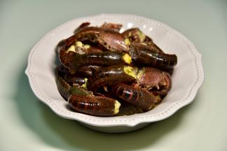 小龙虾去泥筋，剪半个头刷洗干净