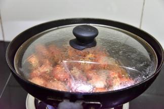 大火烧开，等汤汁收到一半时调味（郫县豆瓣酱有咸味，所以后放调味品）