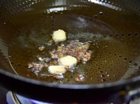 锅烧热，放油，油温6成热时放生姜片、蒜头，花椒，小火熬出香味