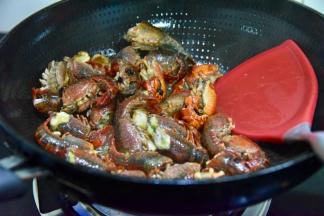开旺火，倒入龙虾，炒到变红