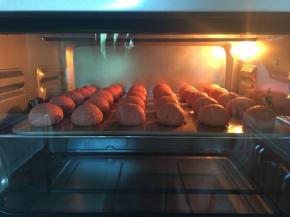 烤箱175度预热后，烤盘入烤箱中层烤30分钟，这个还是要根据自家烤箱脾气自行掌握