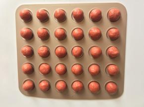 带上一次手套，全部揉匀放置烤盘上，静置20分钟