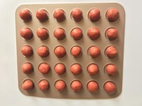 带上一次手套，全部揉匀放置烤盘上，静置20分钟