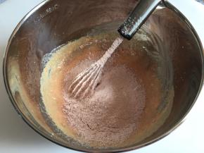 分次倒入黄油混合物中