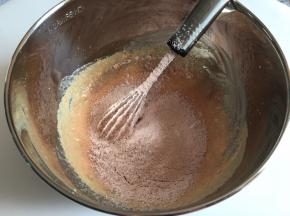 分次倒入黄油混合物中