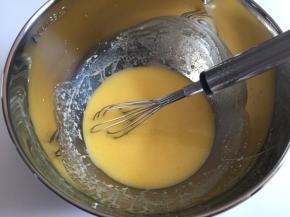 融化后的黄油放至温热，加入牛奶充分搅拌均匀，再加入鸡蛋，搅拌均匀
