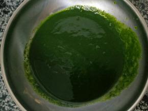 把菠菜用开水绰熟，取90克菠菜加30克水放料理机打成泥