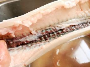 1.	针亮鱼的清洗干净，首先去鱼鳞，再把肚子用剪刀剪开，掏出内脏，去掉鱼鳃，剪掉长而尖的鱼嘴，另外需要特别强调的是鱼刺上的鱼血，一定要去掉，否则影响鱼的味道，