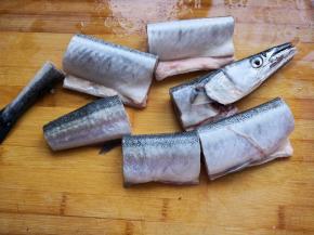 2.	把清洗干净的鱼切成8厘米左右的段，这样方便制作和入味，