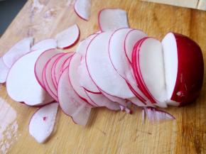 3.	水萝卜清洗干净，竖着切开，再切片，