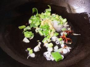 4.	锅里油热后，放入切好的花椒，大料，葱，姜爆香，