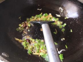 5.	再倒入适量的酱油炒香，