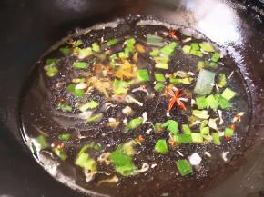 6.	加入清水，放入少许盐和糖煮开，