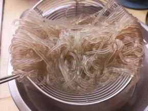 8.	粉条用开水煮一下，煮到变大变软但有一定有韧性，沥干水分，这样是为了下一步好入味，而且可以去除粉条中的杂质，