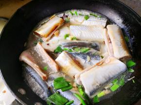 7.	放入针梁鱼，注意新鲜的针梁鱼不需要放料酒，如果不是当天买的要放料酒去腥，盖上盖子大火烧开5.6分钟后，转中小火慢慢炖，