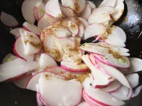 9.	另起锅放入适量的油，葱，姜爆香，倒入水萝卜，炒出萝卜的辣气，放入适量的十三香，炒香，