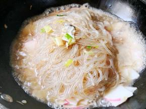 10.	放入适量的十三香，炒香，倒入粉条，把之前锅里的鱼倒入锅中，一起炖5.6分钟就可以出锅啦