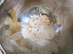 1.	酥皮的制作，黄油切小块，稍微软一点就可以，加入糖粉用手抓匀，