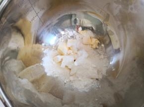 1.	酥皮的制作，黄油切小块，稍微软一点就可以，加入糖粉用手抓匀，