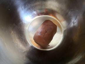 2.    再筛入低筋面粉和可可粉，和匀成团，捏成圆柱形，入冰箱冷冻25分钟或冷藏定型，