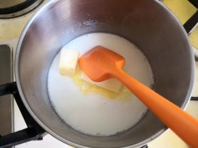 3.	泡芙的制作，牛奶加糖粉和黄油，小火煮至沸腾，