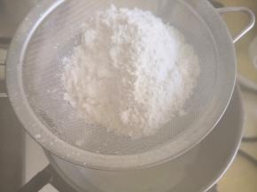 4.	低筋面粉过筛加入牛奶液体中，不停搅拌至无干粉状，关火，