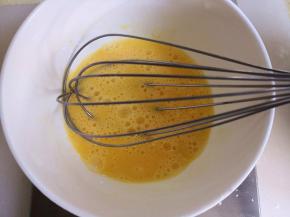 5.	鸡蛋打散，分次加入面糊中，