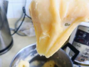 7.	不断搅拌至面糊呈倒三角状，