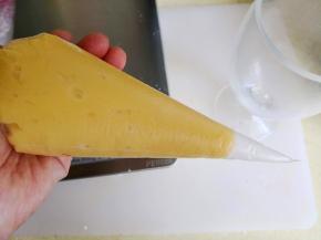 8.	把面糊倒入裱花袋，