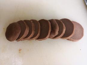 10.	从冰箱里拿出酥皮部分，切成薄片，