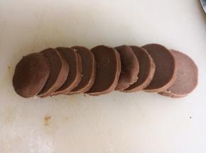 10.	从冰箱里拿出酥皮部分，切成薄片，