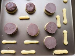 11.	分别盖在圆形的泡芙上，