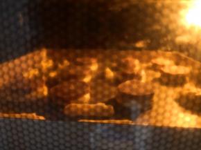 12.	烤箱预热，上下火，中层，200度，烤20分钟左右，（我的烤箱190度，烤20分钟左右）