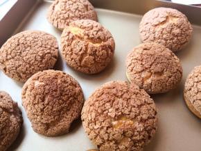 13.	出炉晾凉就可以挤入淡奶油，并组装蘑菇啦。