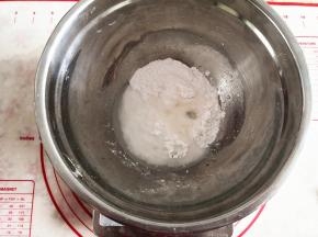 1.	木薯粉慢慢加入开水，边加水边搅拌，